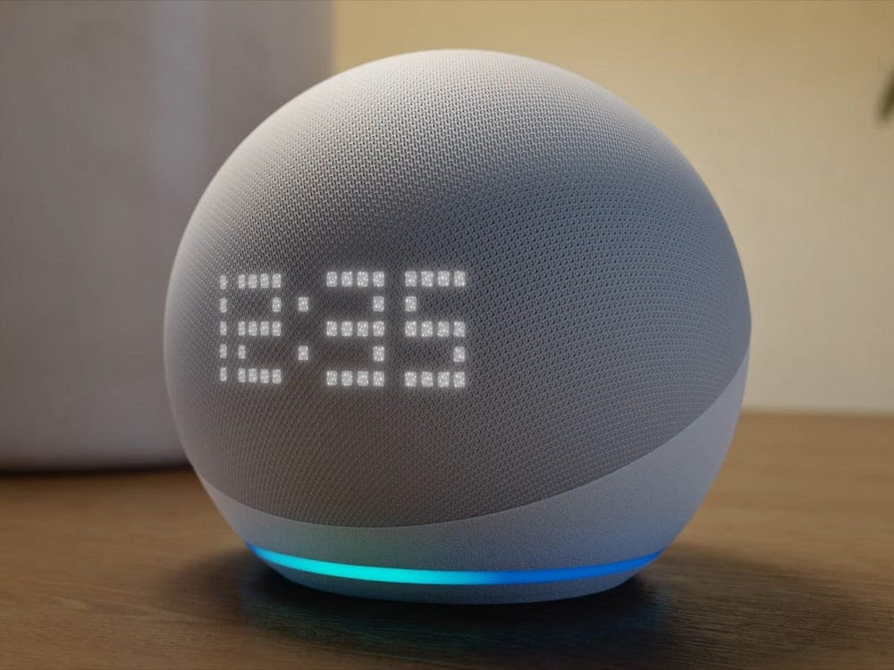 Alexa echo dot 5ta generación con reloj color blanco